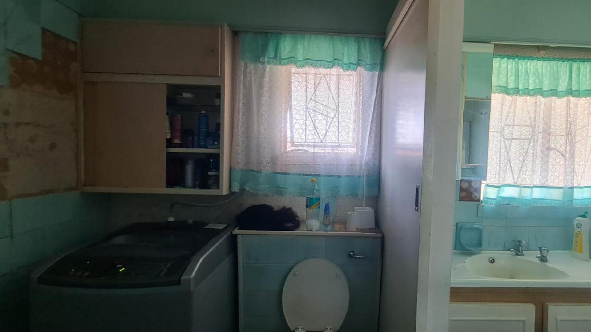 Bathroom 1 of property in Klippoortje