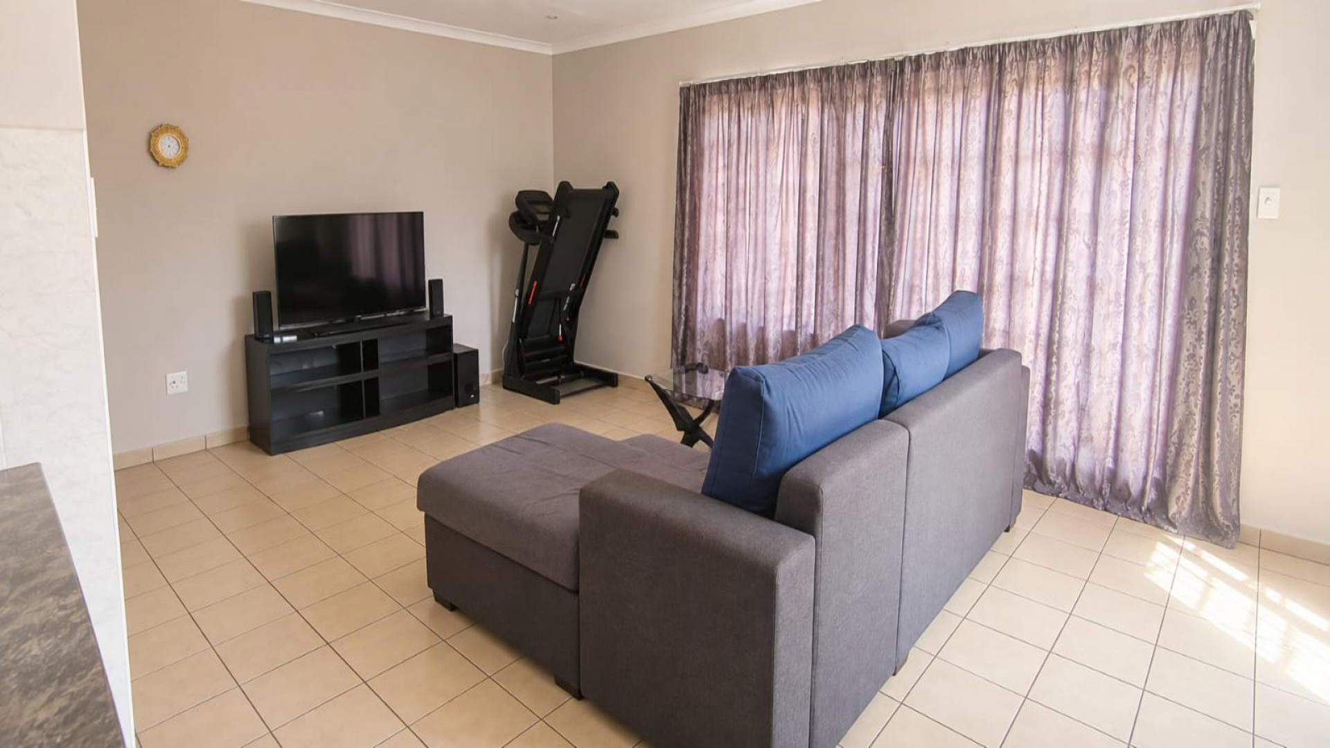 Lounges - 30 square meters of property in Margate