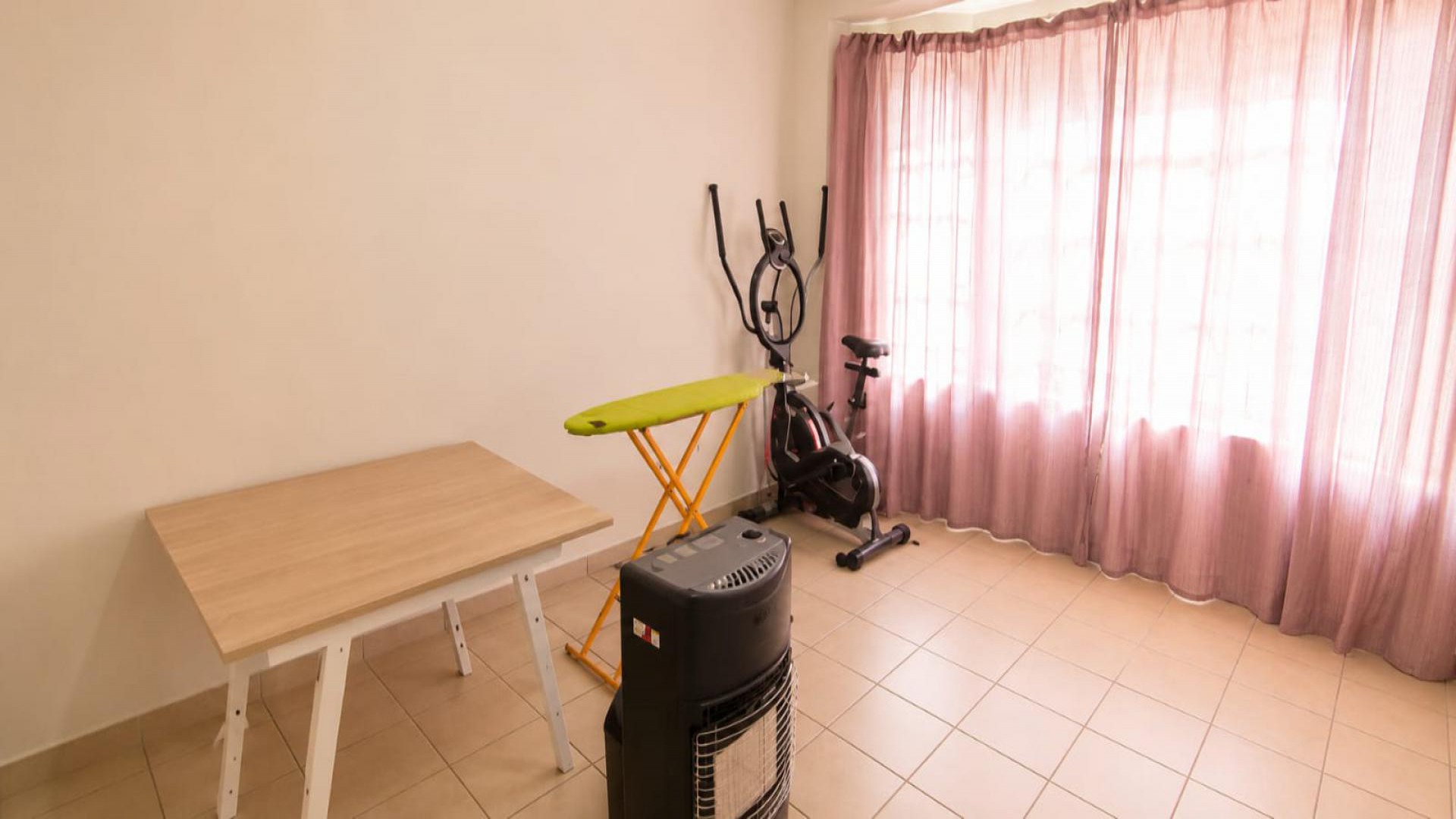 Bed Room 1 - 13 square meters of property in Margate