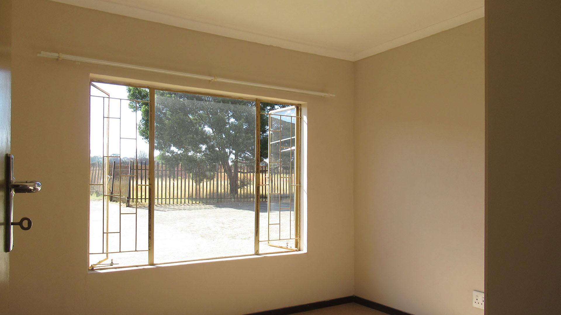 Bed Room 2 - 12 square meters of property in Randfontein