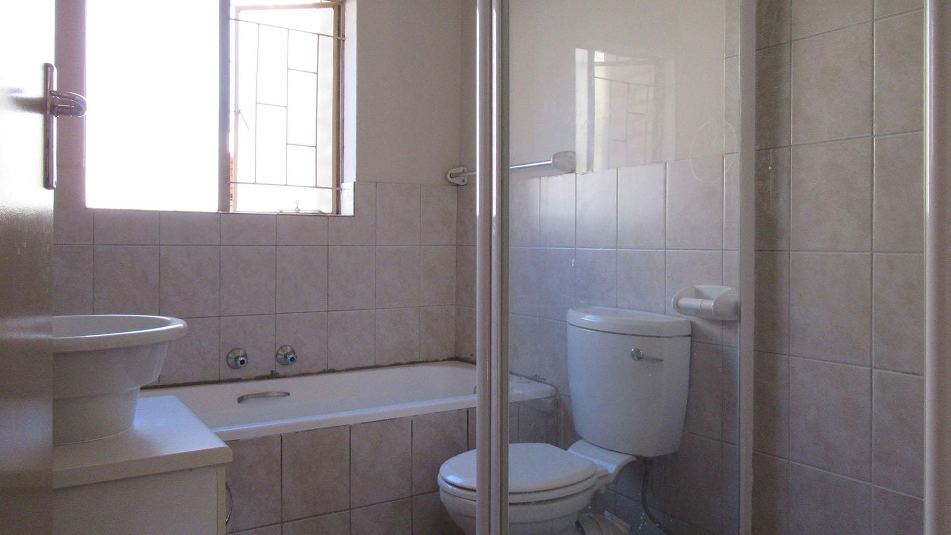 Bathroom 1 - 5 square meters of property in Randfontein