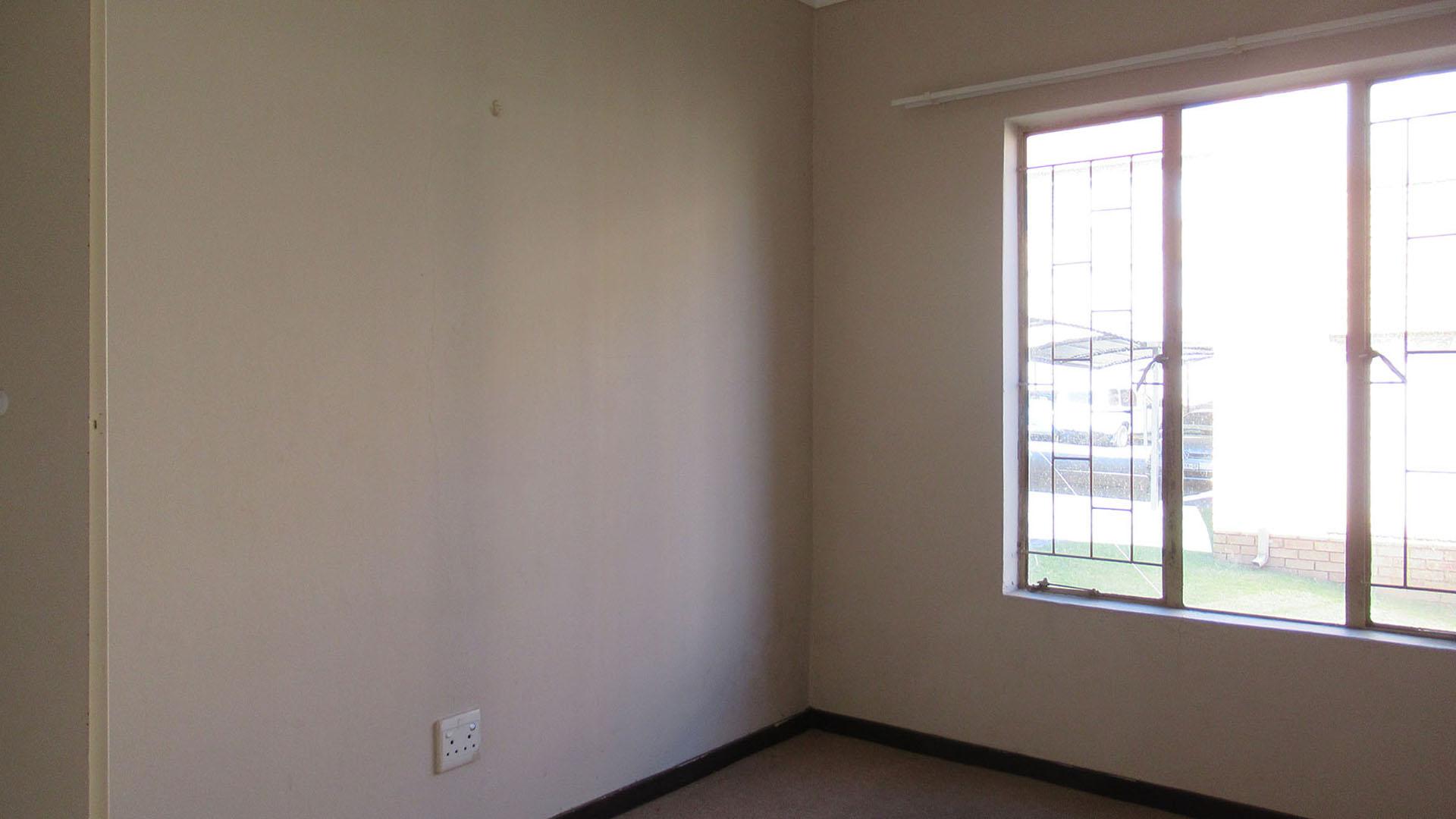 Bed Room 1 - 10 square meters of property in Randfontein