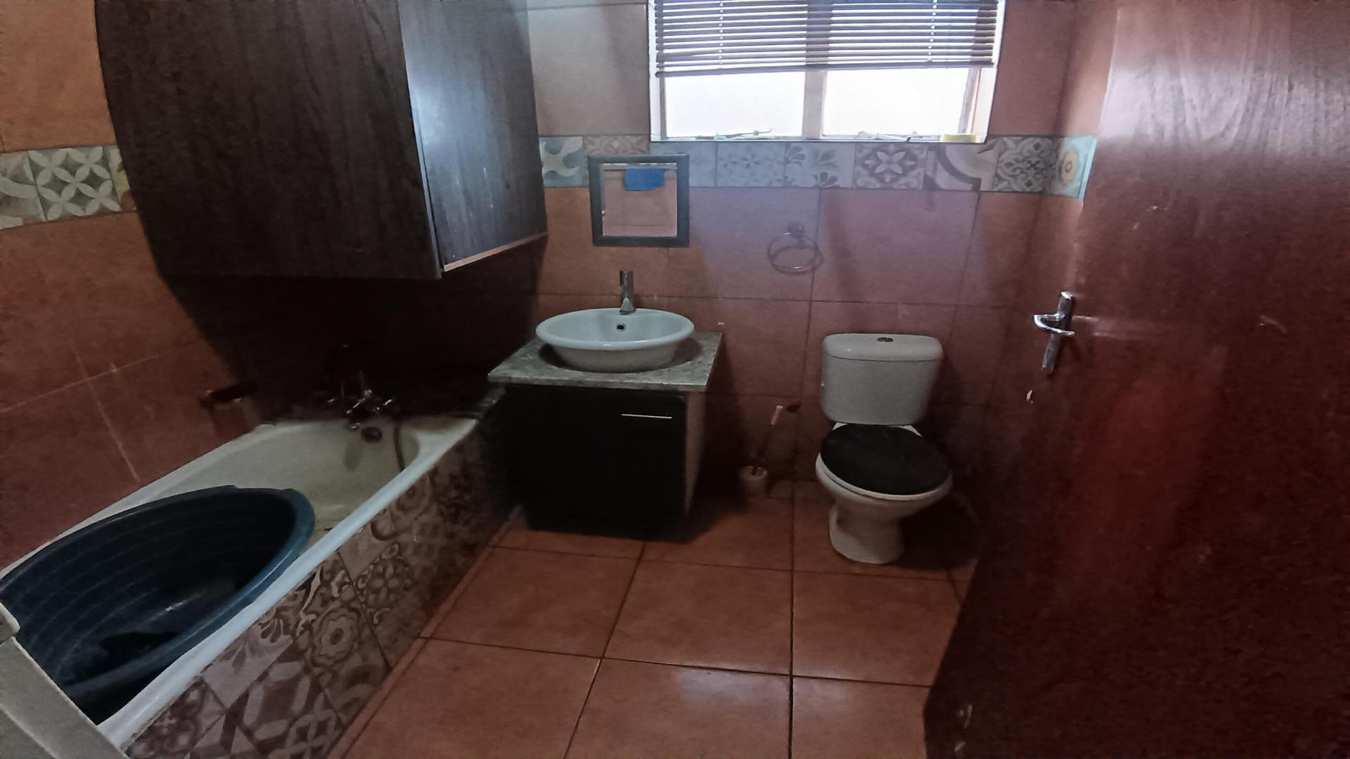 Bathroom 1 of property in Mitchells Plain