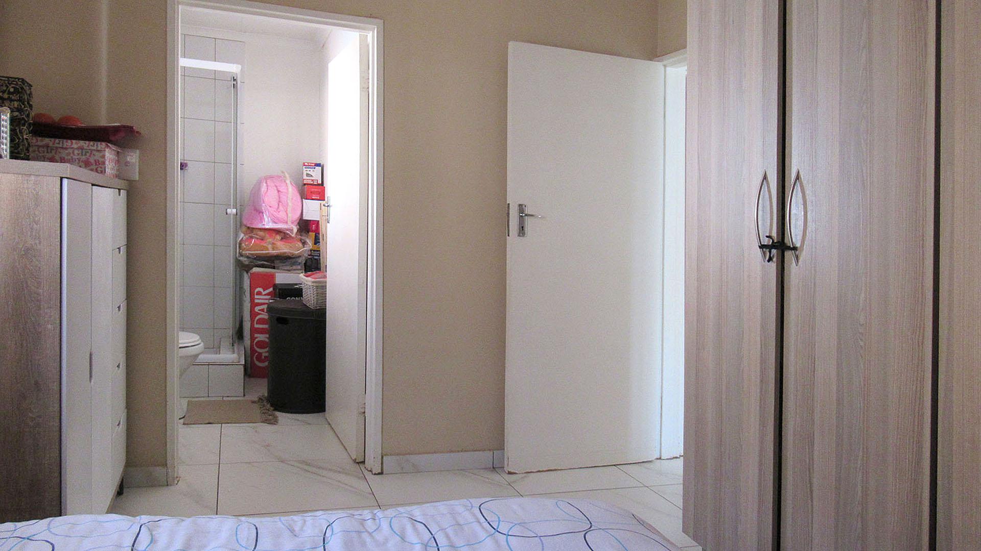 Main Bedroom - 15 square meters of property in Protea Glen