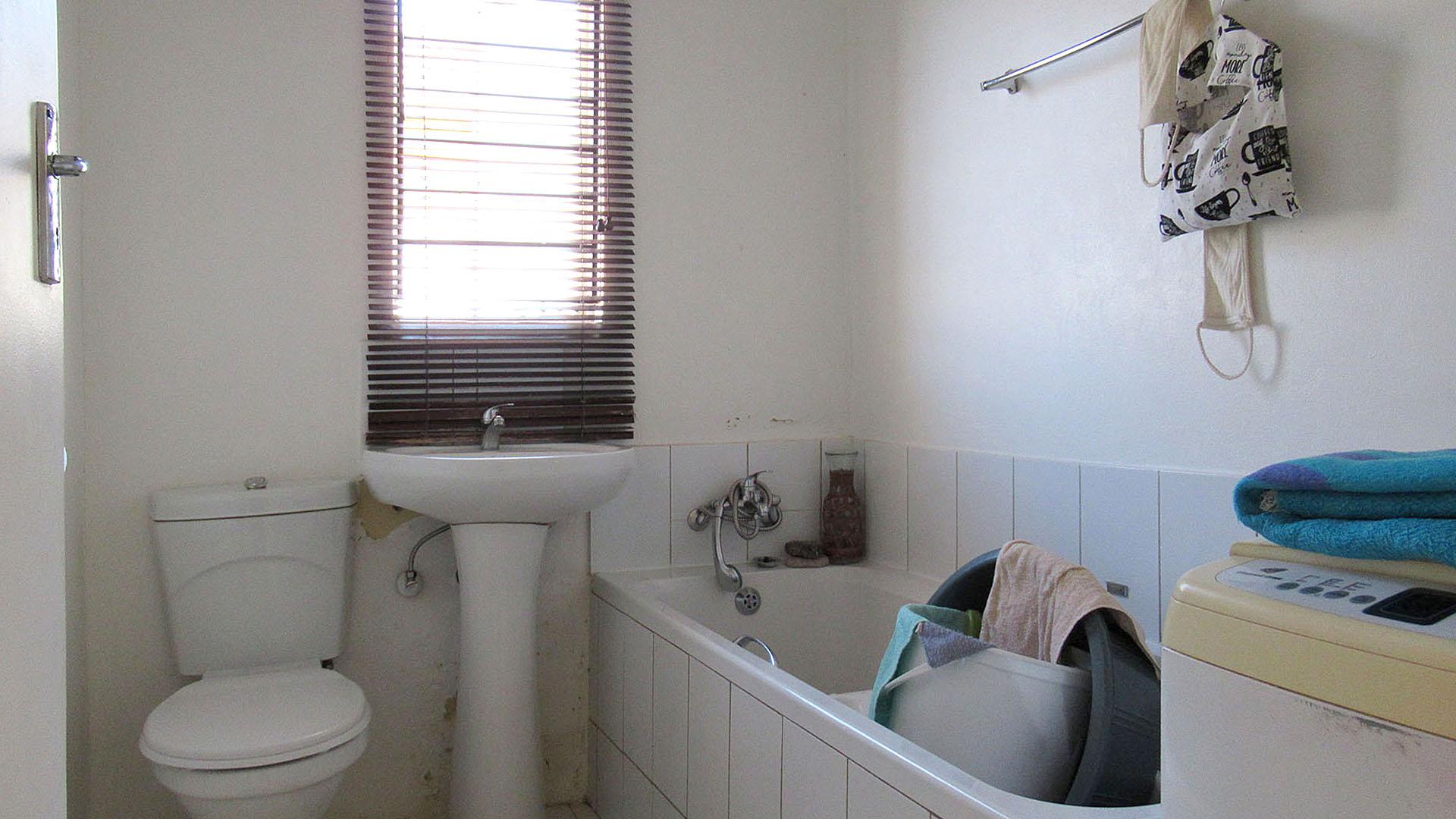 Bathroom 1 - 5 square meters of property in Protea Glen