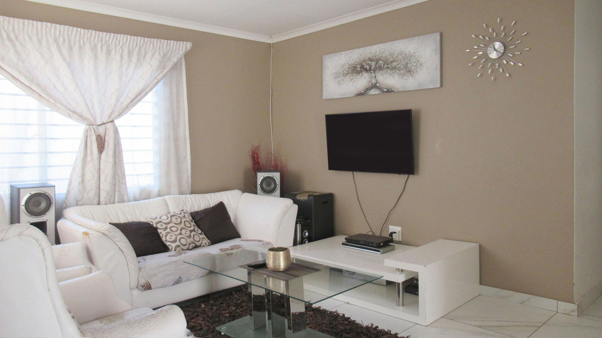 Lounges - 14 square meters of property in Protea Glen