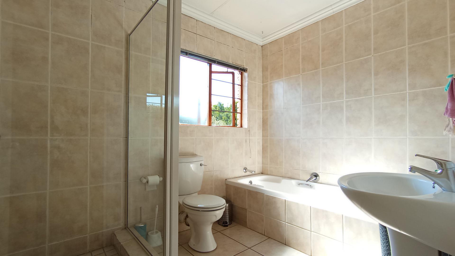 Bathroom 1 - 7 square meters of property in Witkoppen