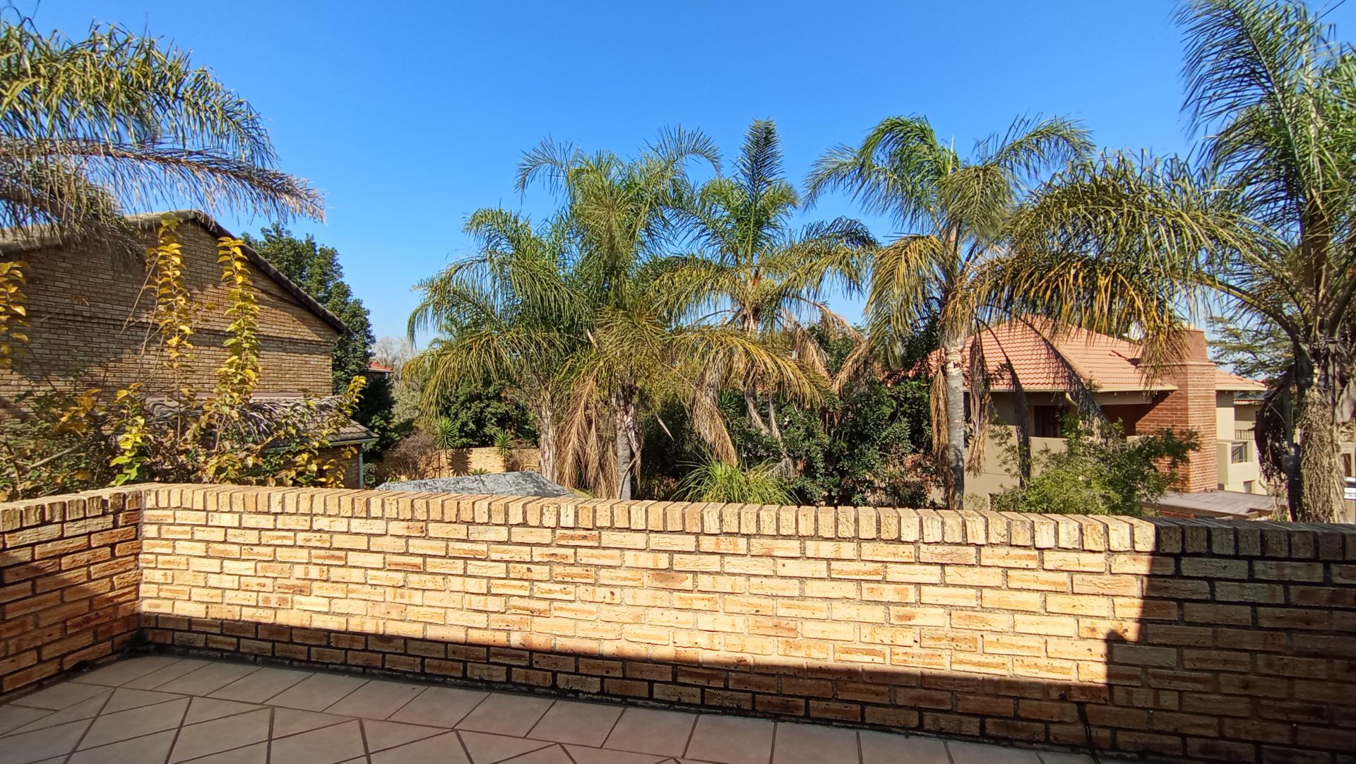 Balcony - 21 square meters of property in Witkoppen