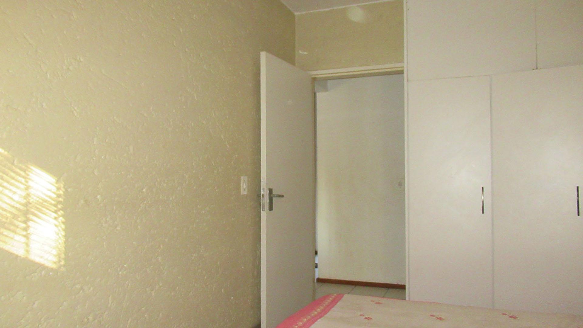 Bed Room 1 - 10 square meters of property in Observatory - JHB