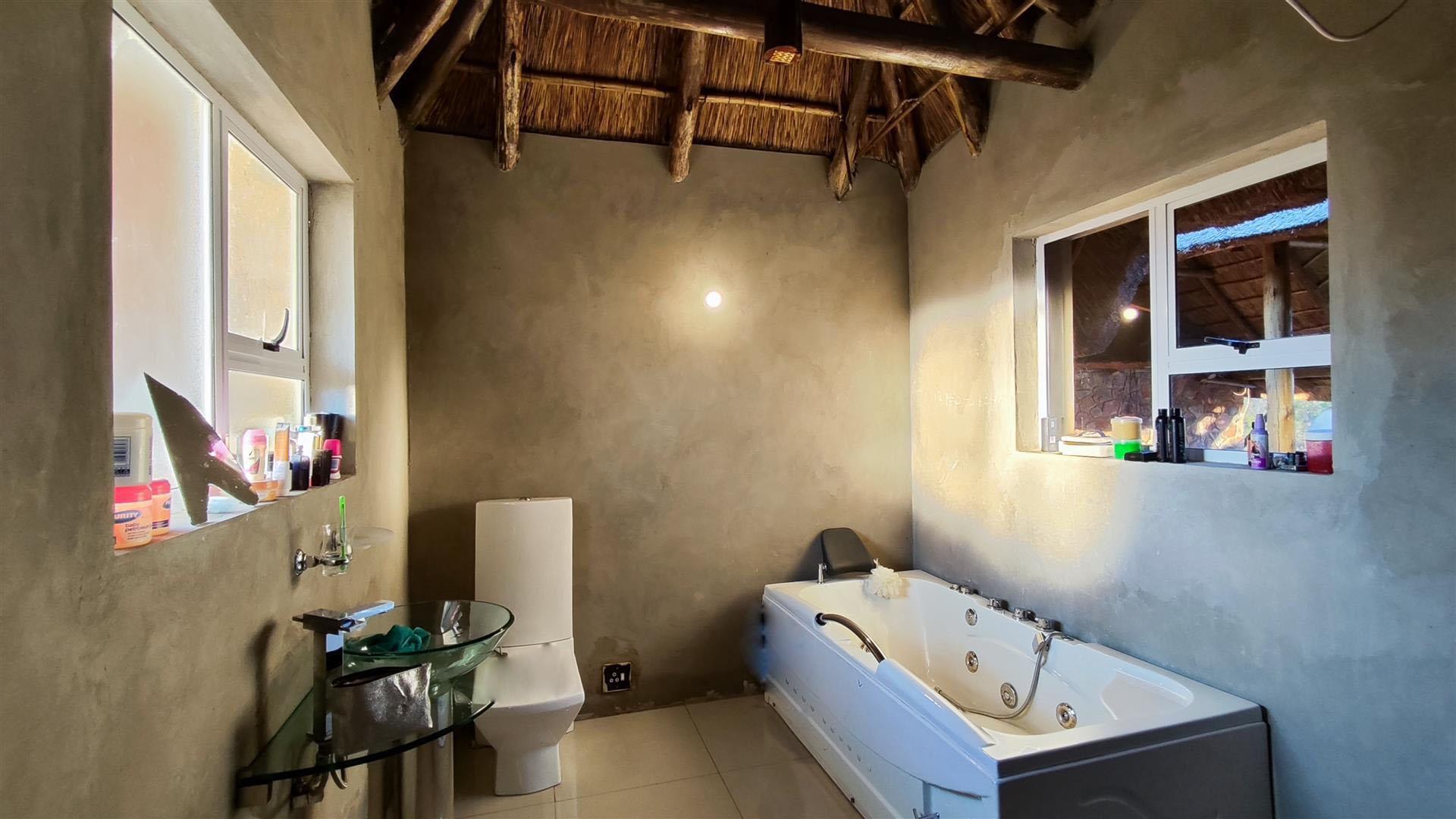 Main Bathroom - 11 square meters of property in Ohenimuri