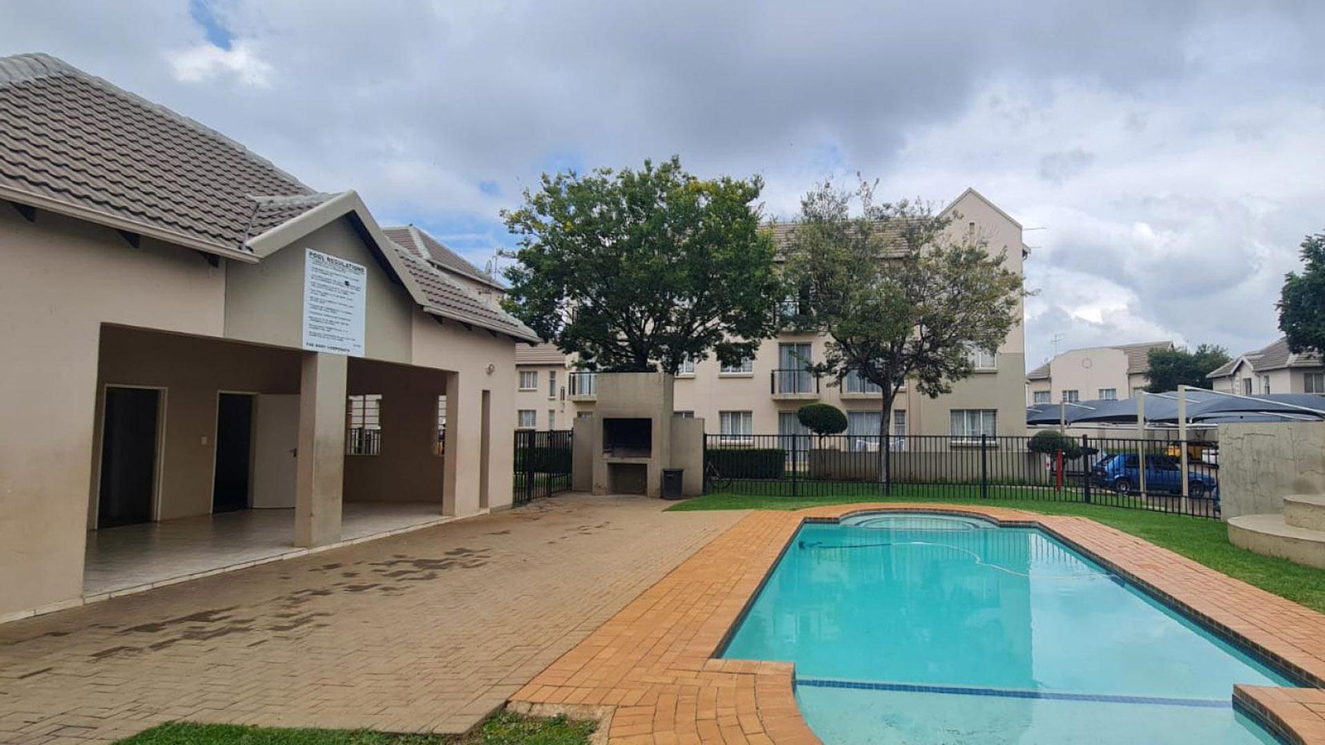 Swimming Pool of property in Klippoortje