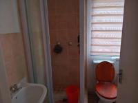 Bathroom 1 - 5 square meters of property in Klippoortje