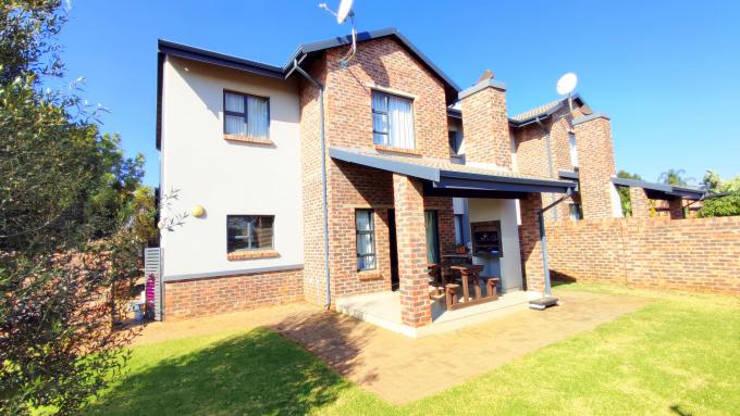2 Bedroom Duplex for Sale For Sale in Heuwelsig Estate - MR636228