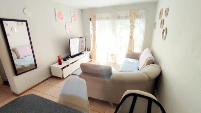 2 Bedroom Simplex for Sale For Sale in Heuwelsig Estate - MR636231