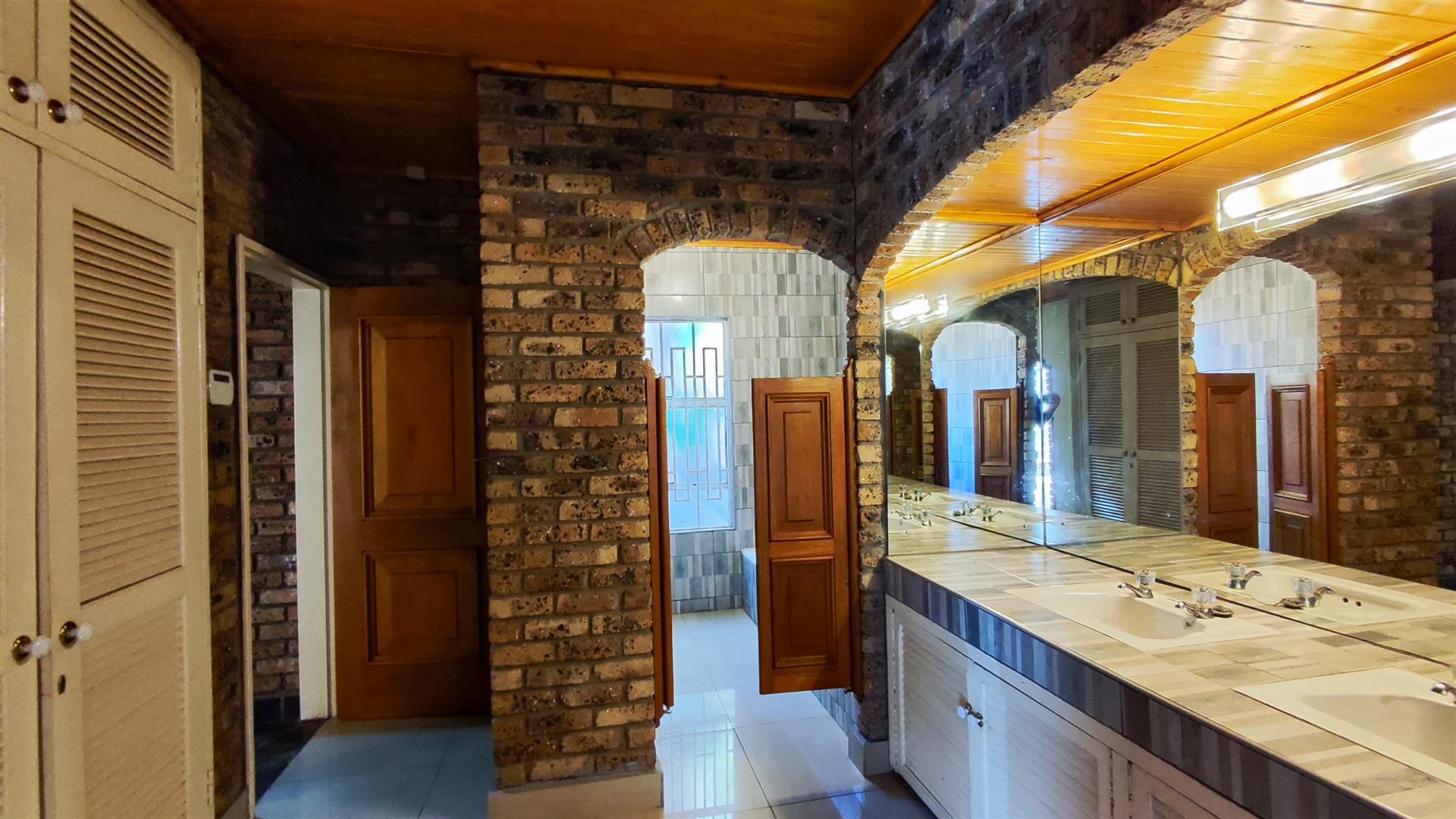 Main Bathroom - 14 square meters of property in Sunward park