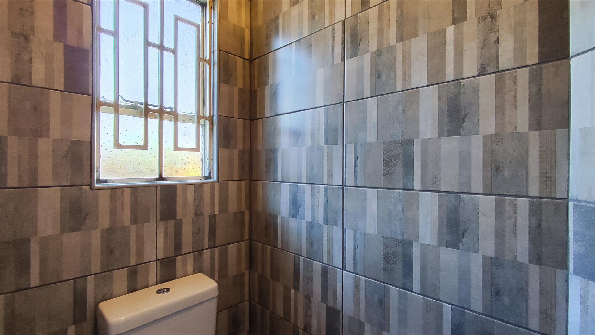 Main Bathroom - 14 square meters of property in Sunward park
