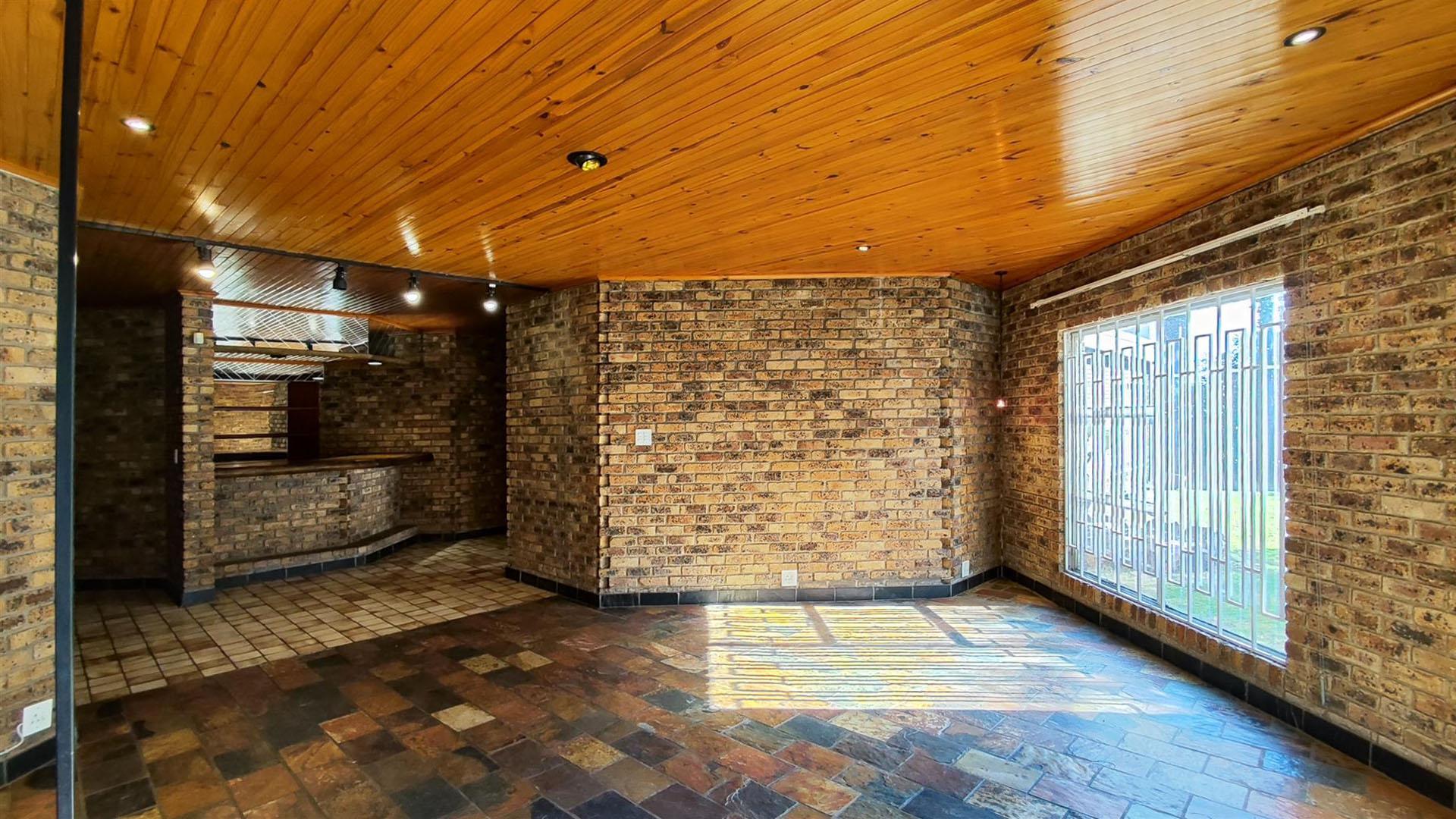 Entertainment - 84 square meters of property in Sunward park