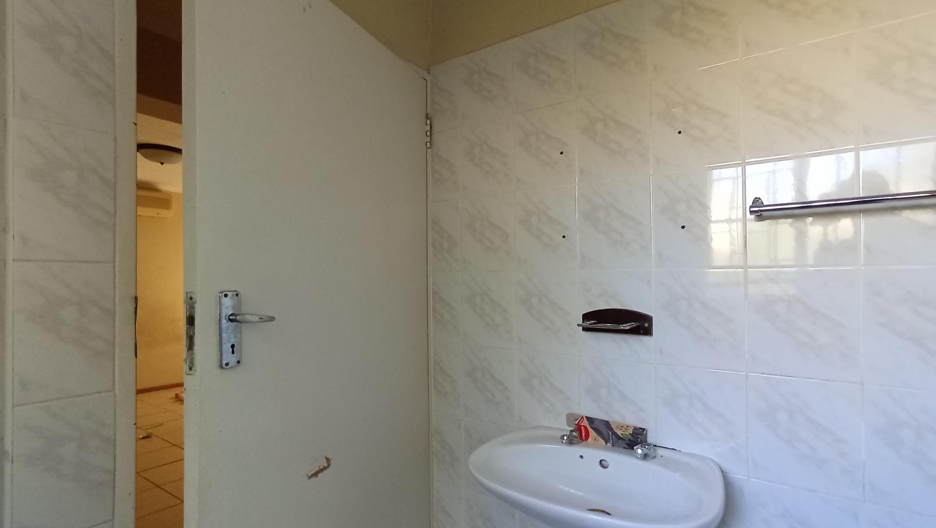 Main Bathroom - 4 square meters of property in Faerie Glen