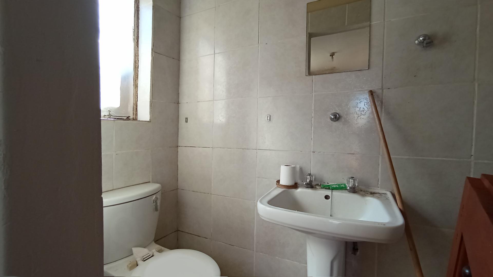 Staff Bathroom - 3 square meters of property in Faerie Glen