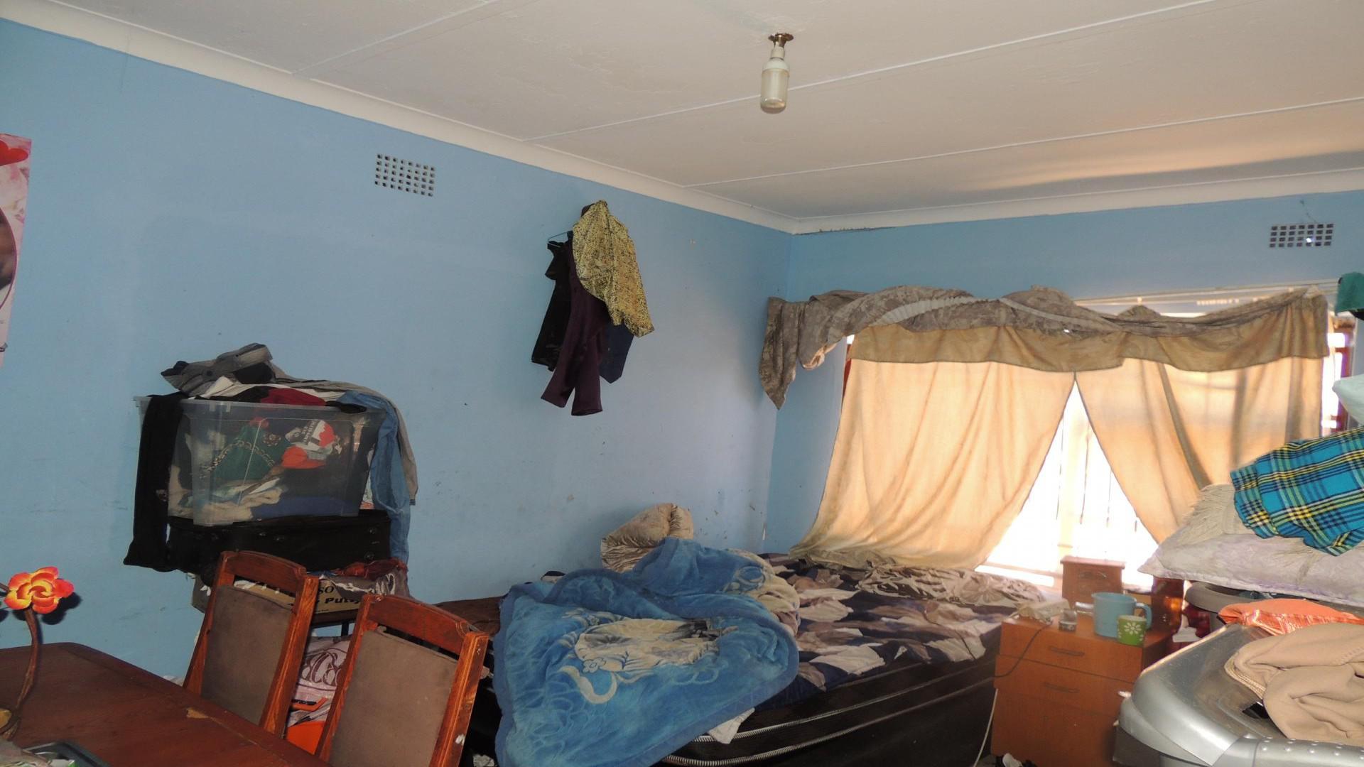 Bed Room 1 - 16 square meters of property in South Hills