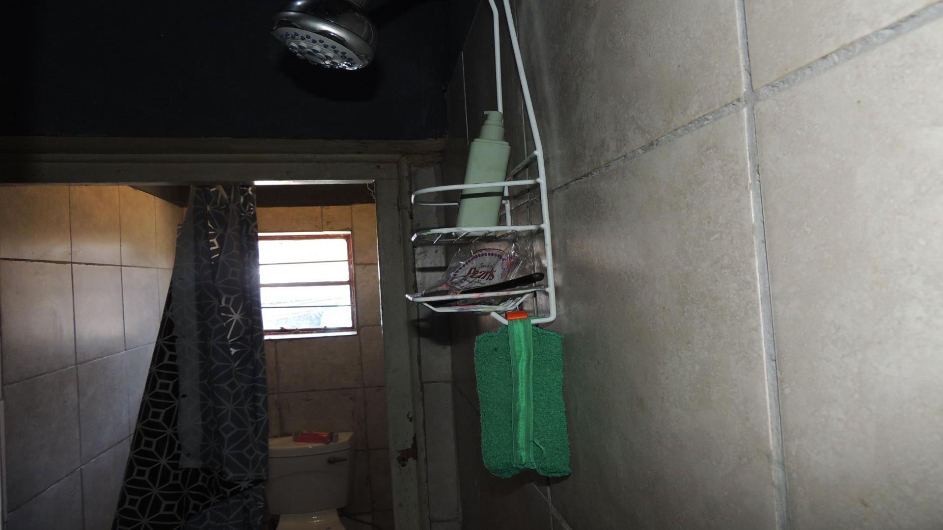 Bathroom 1 - 4 square meters of property in South Hills