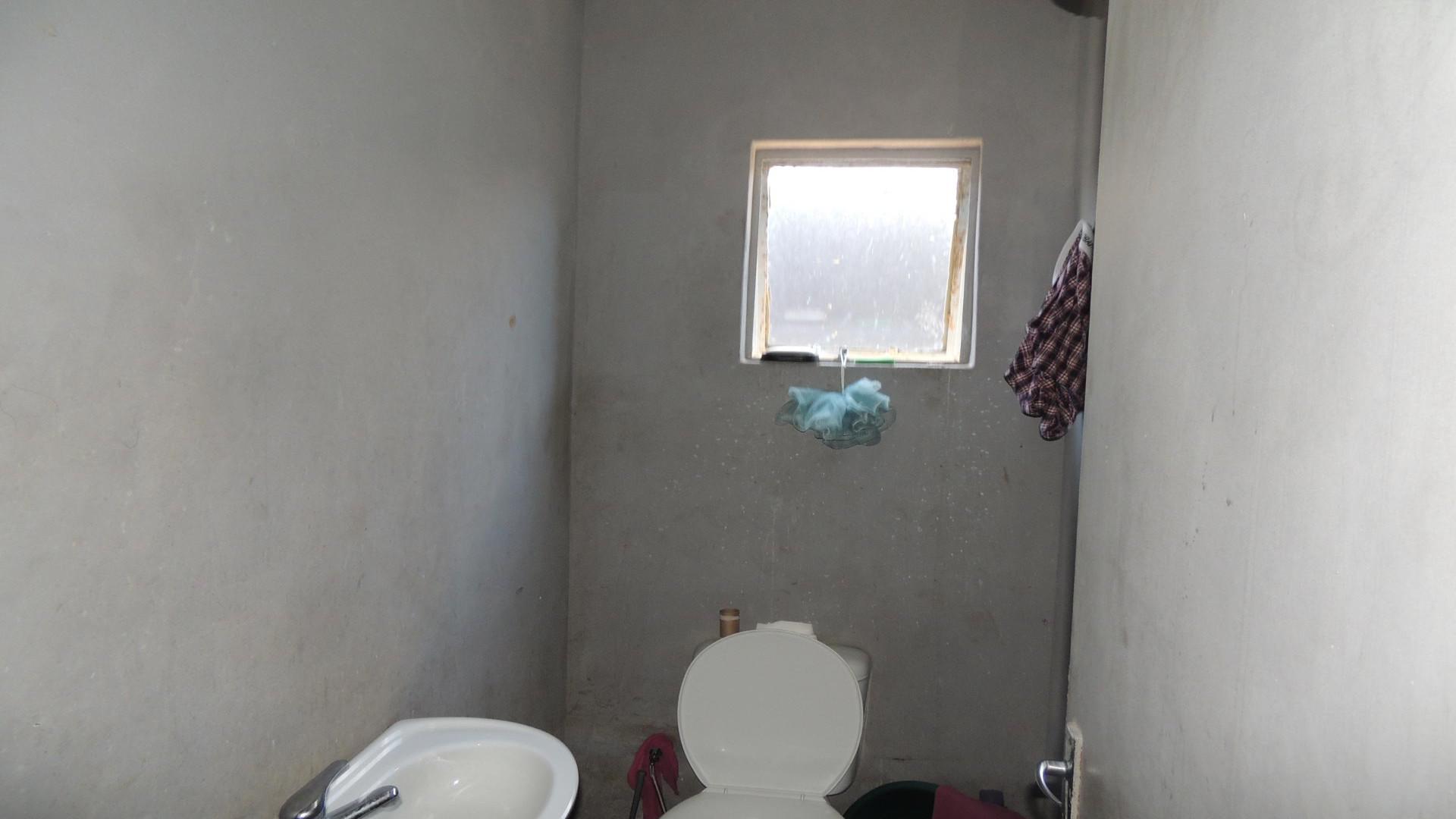 Bathroom 2 - 3 square meters of property in South Hills