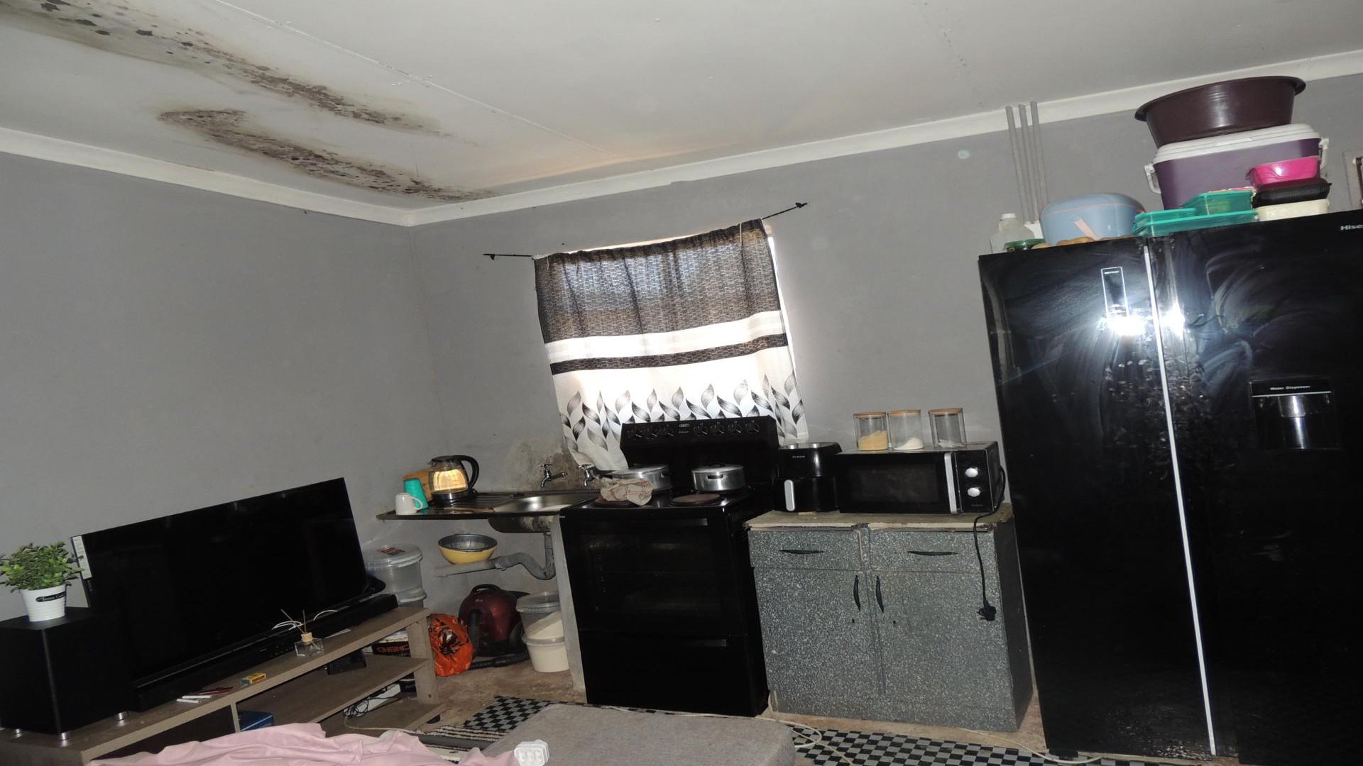 Lounges - 23 square meters of property in South Hills