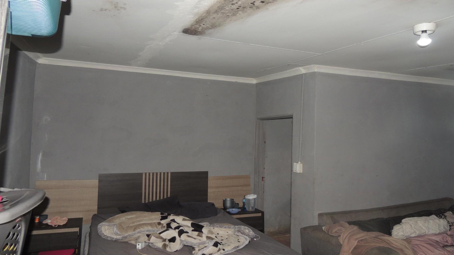 Lounges - 23 square meters of property in South Hills