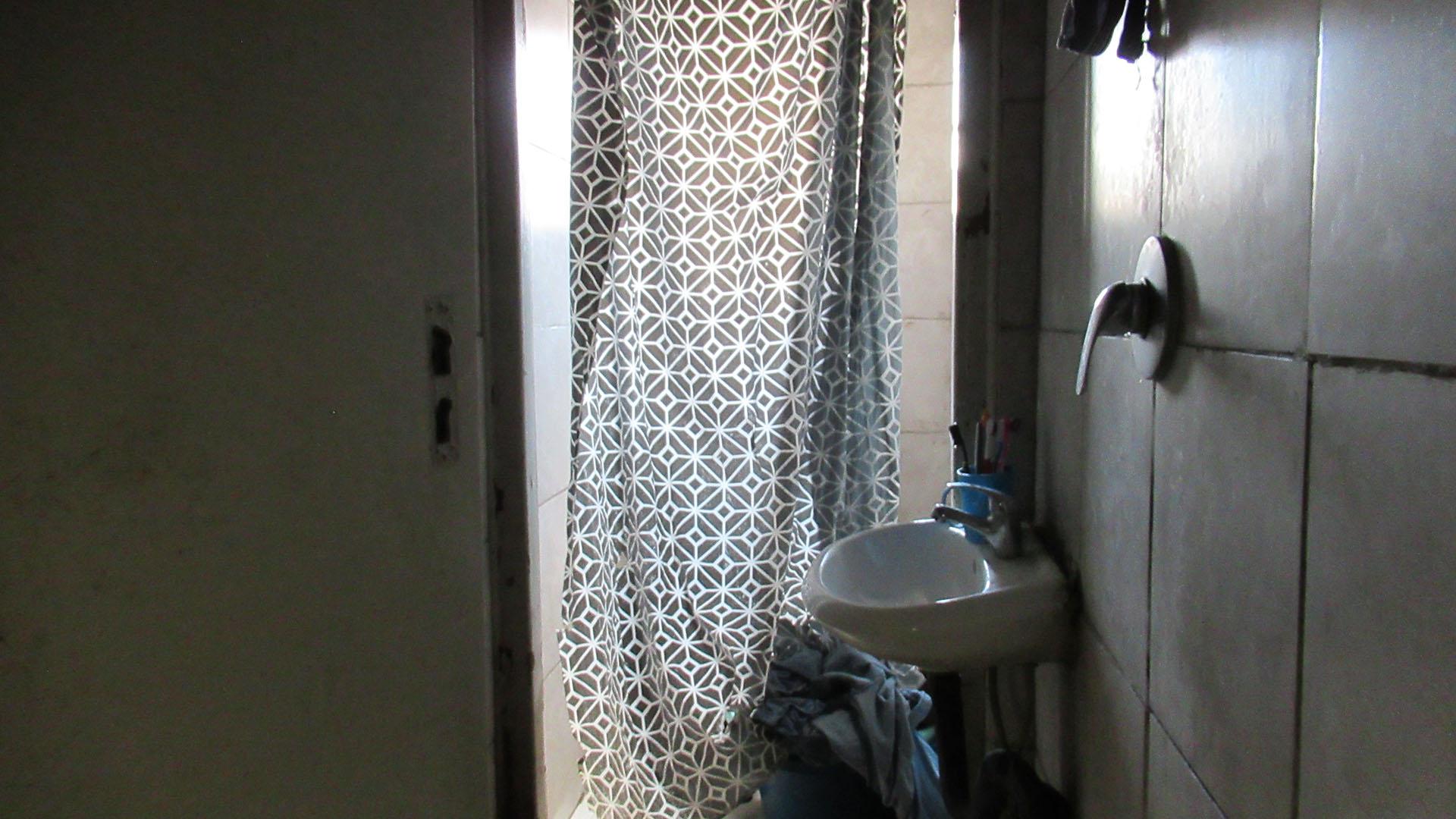 Bathroom 1 - 4 square meters of property in South Hills