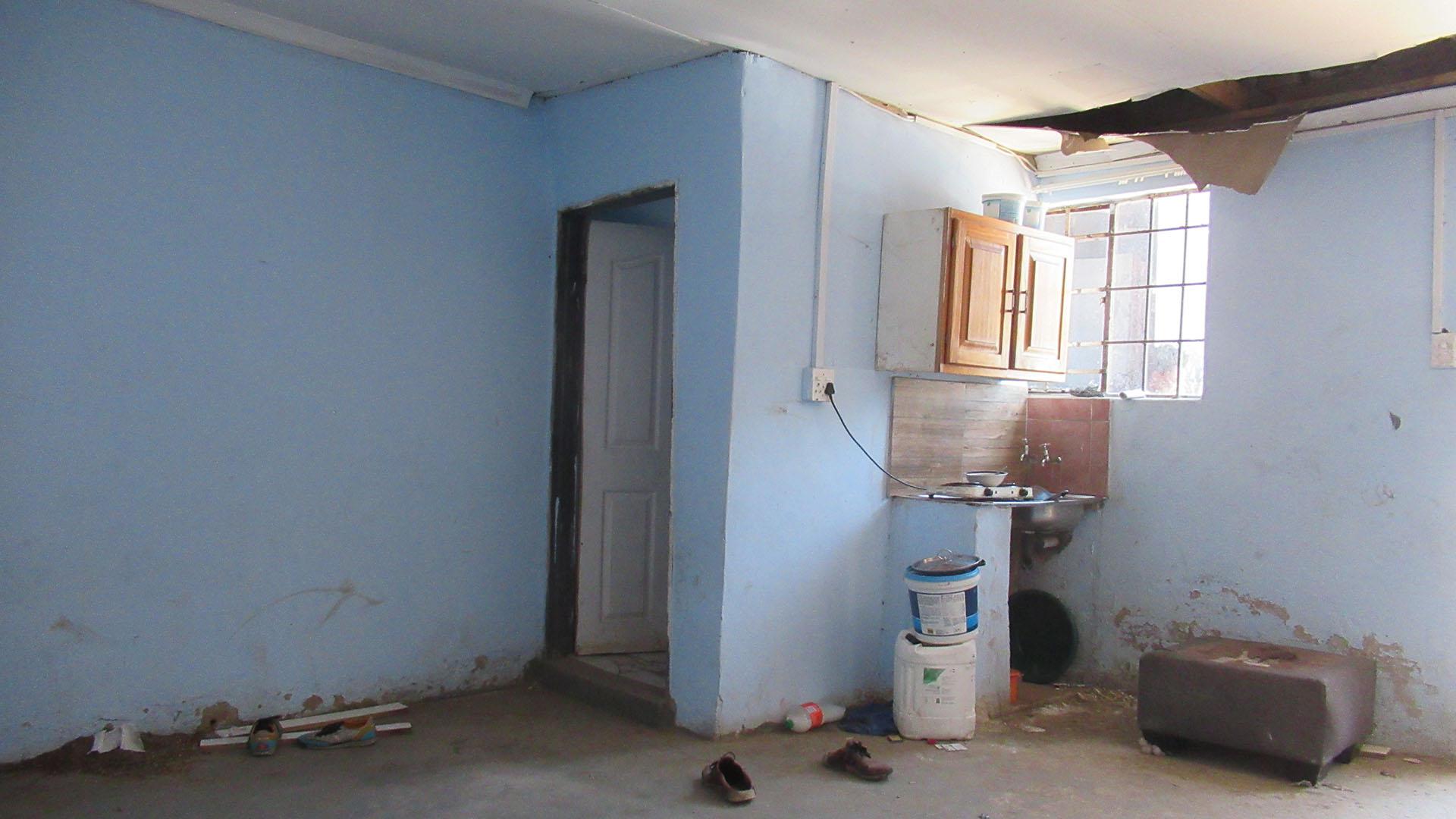 Lounges - 23 square meters of property in South Hills