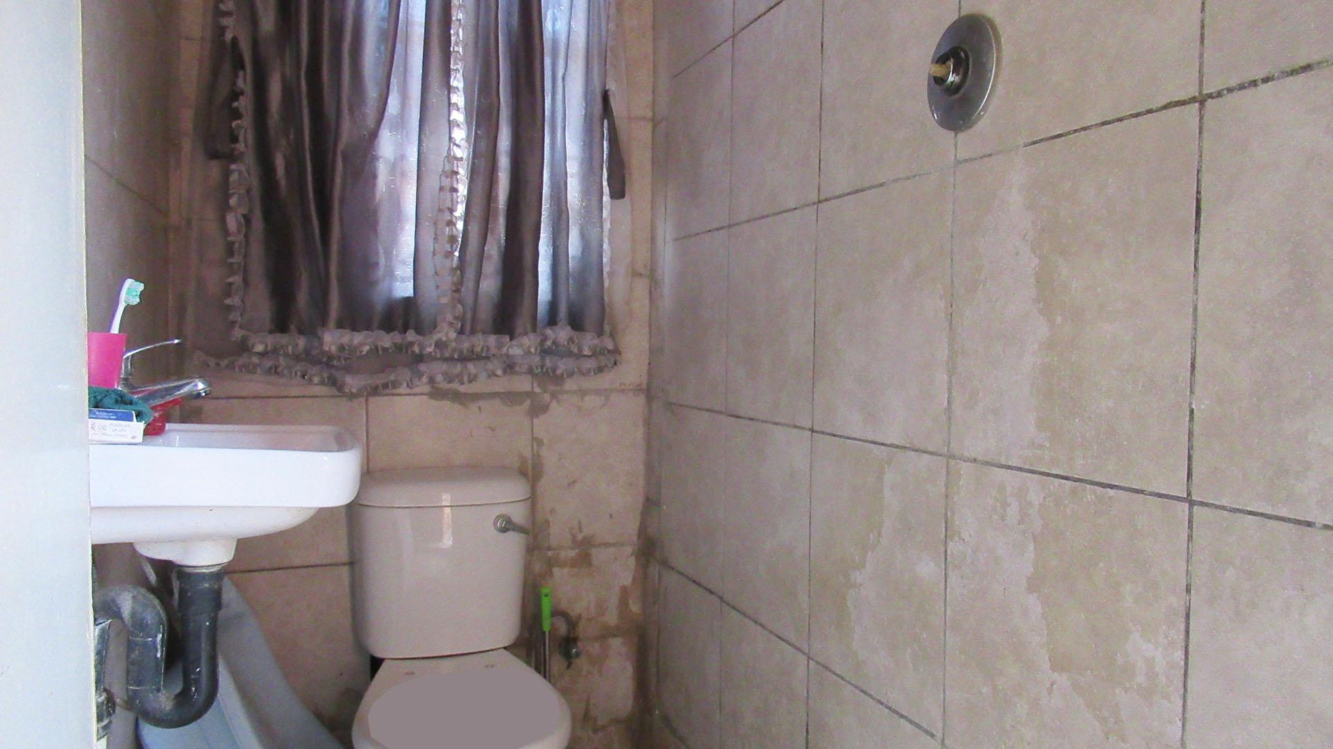 Bathroom 2 - 3 square meters of property in South Hills