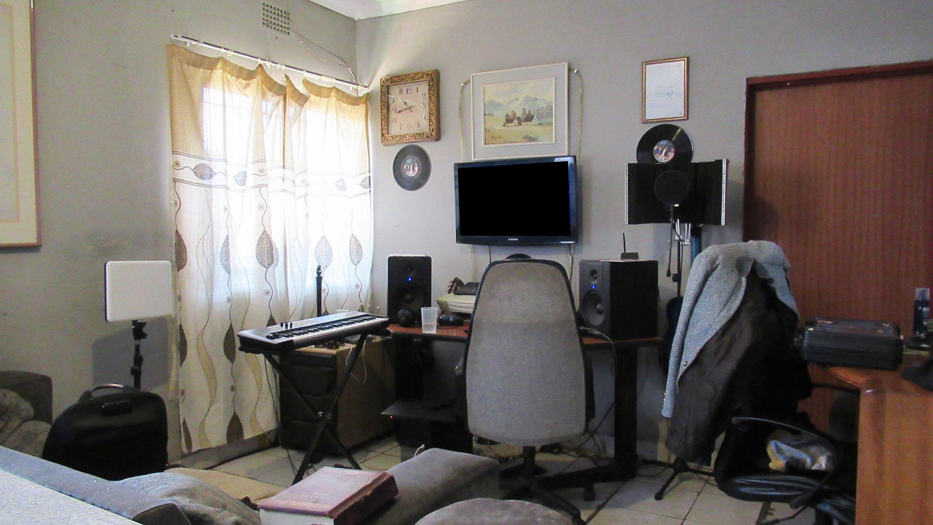 Lounges - 23 square meters of property in South Hills