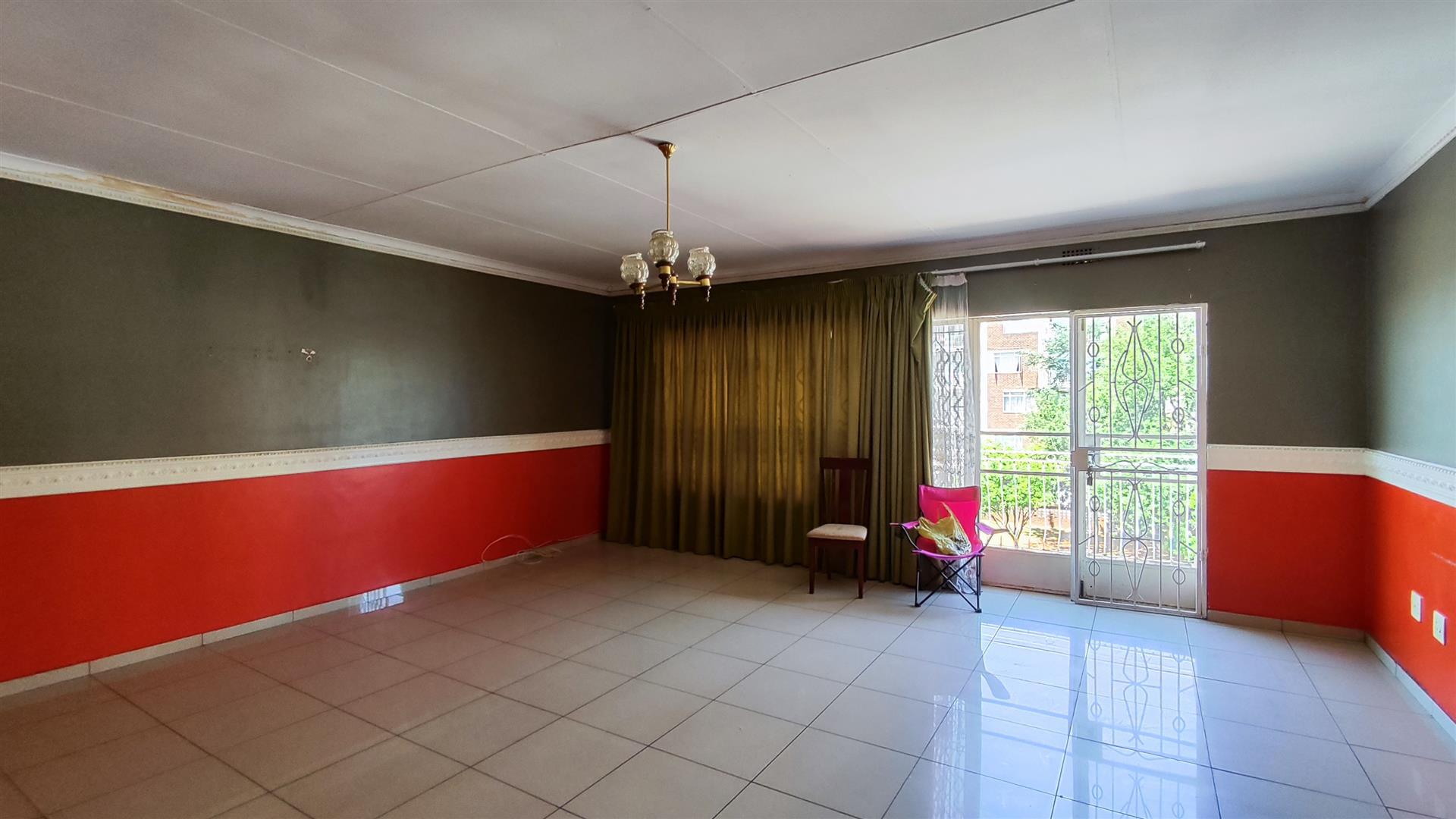 Lounges - 36 square meters of property in Vereeniging