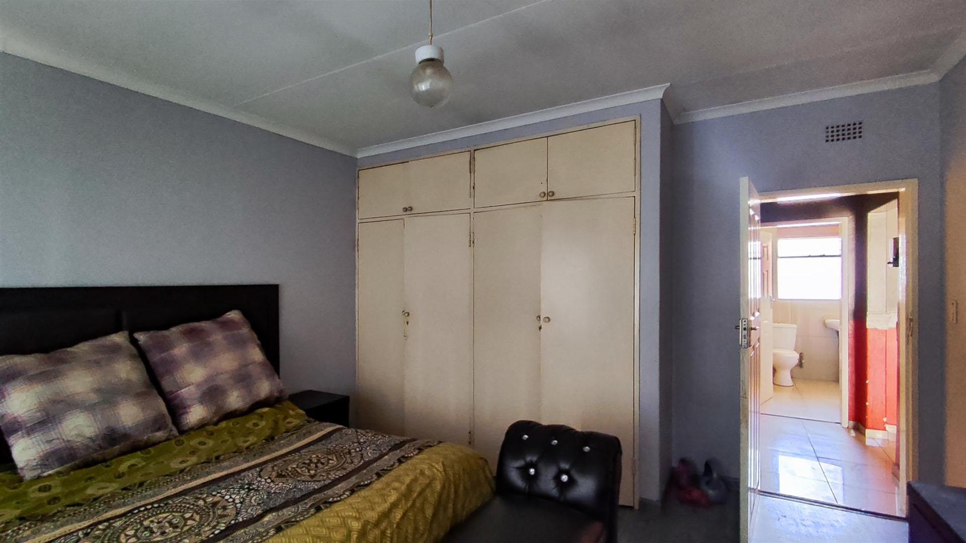 Bed Room 1 - 19 square meters of property in Vereeniging