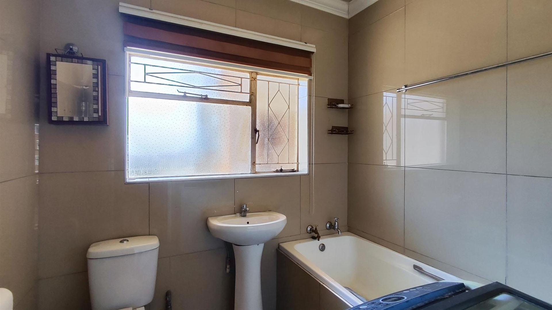 Bathroom 1 - 5 square meters of property in Vereeniging