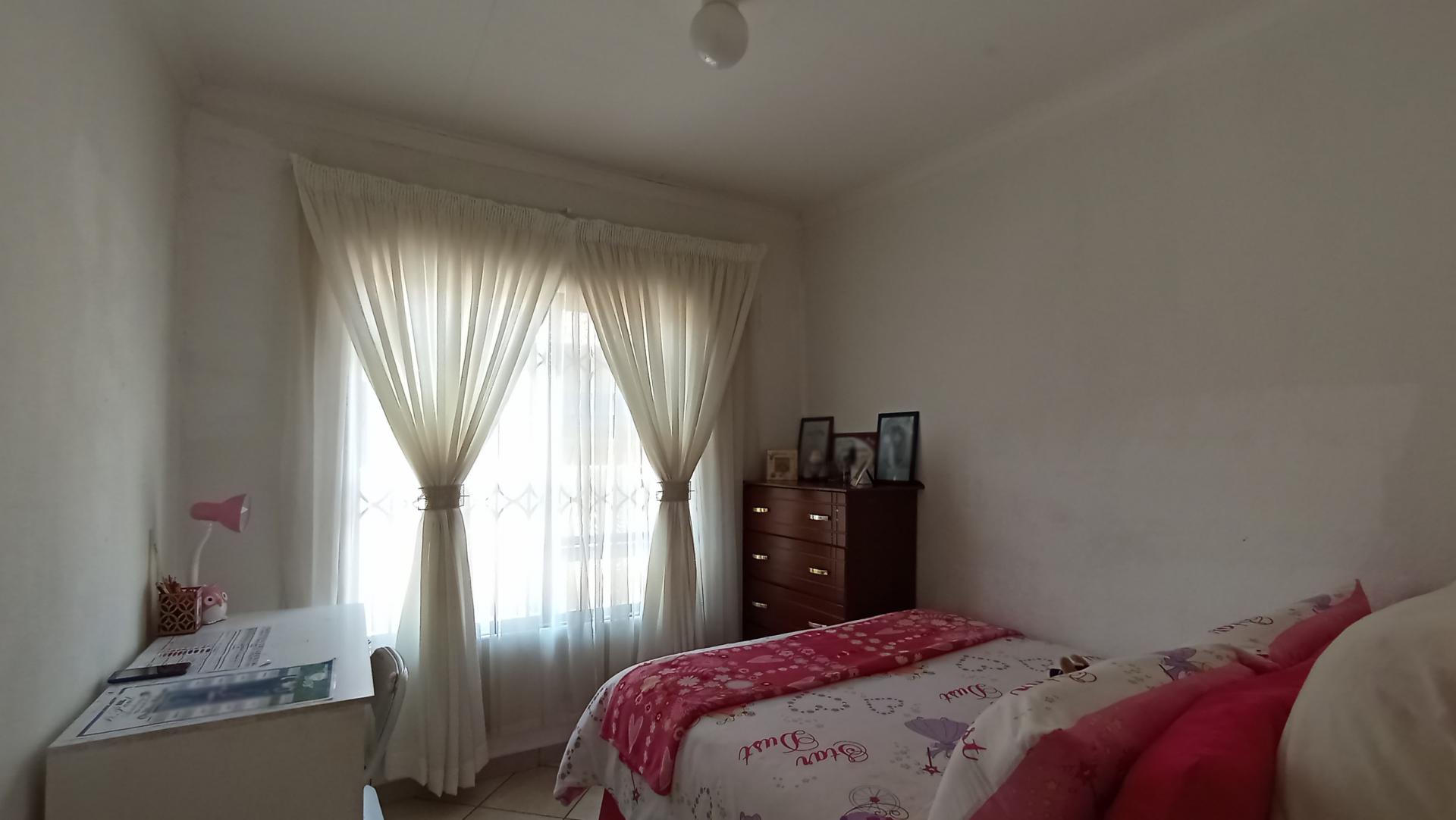 Bed Room 1 - 9 square meters of property in Vanderbijlpark