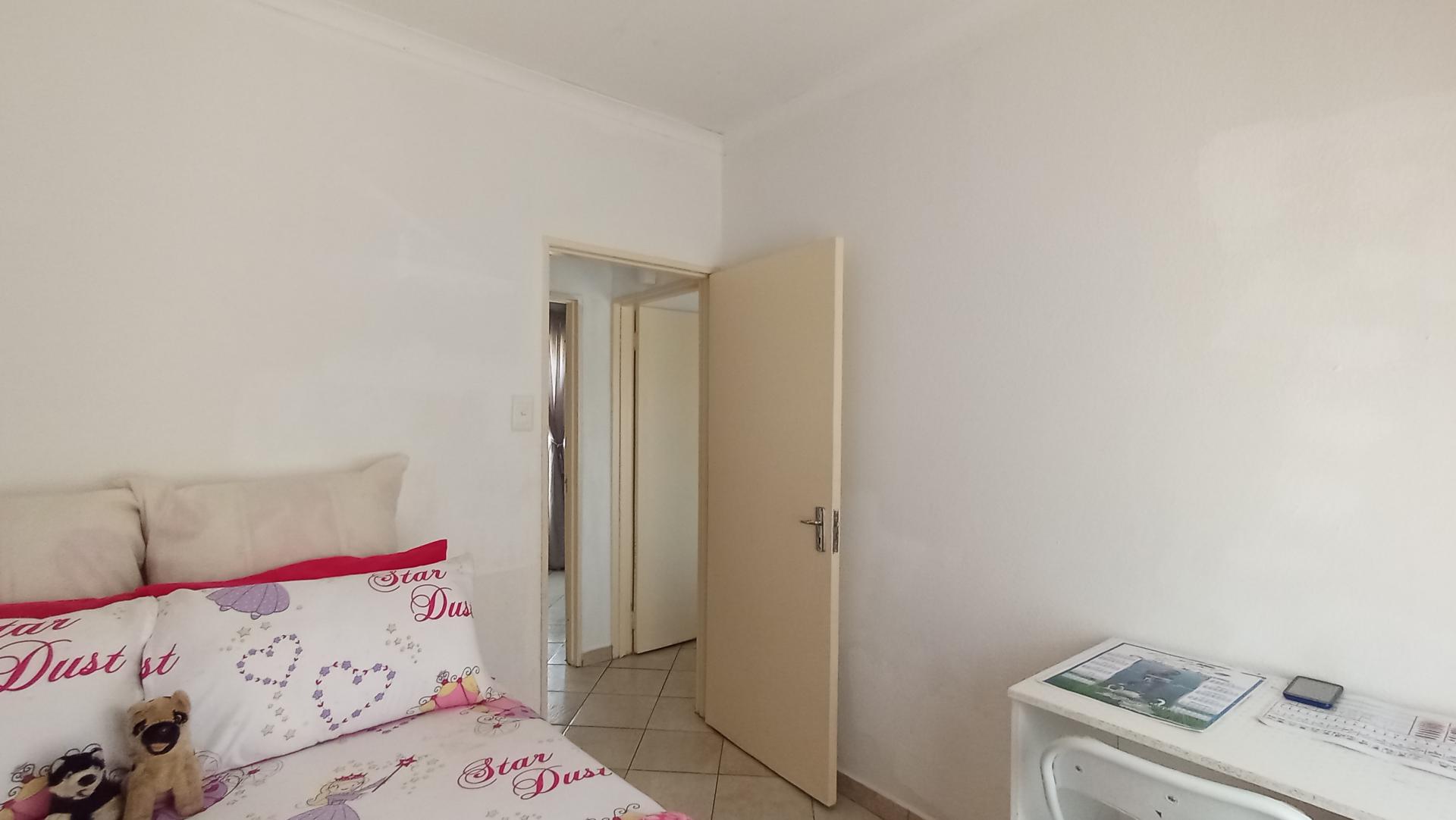 Bed Room 1 - 9 square meters of property in Vanderbijlpark