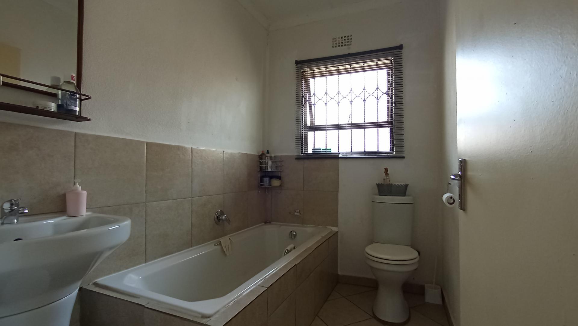 Bathroom 1 - 5 square meters of property in Vanderbijlpark
