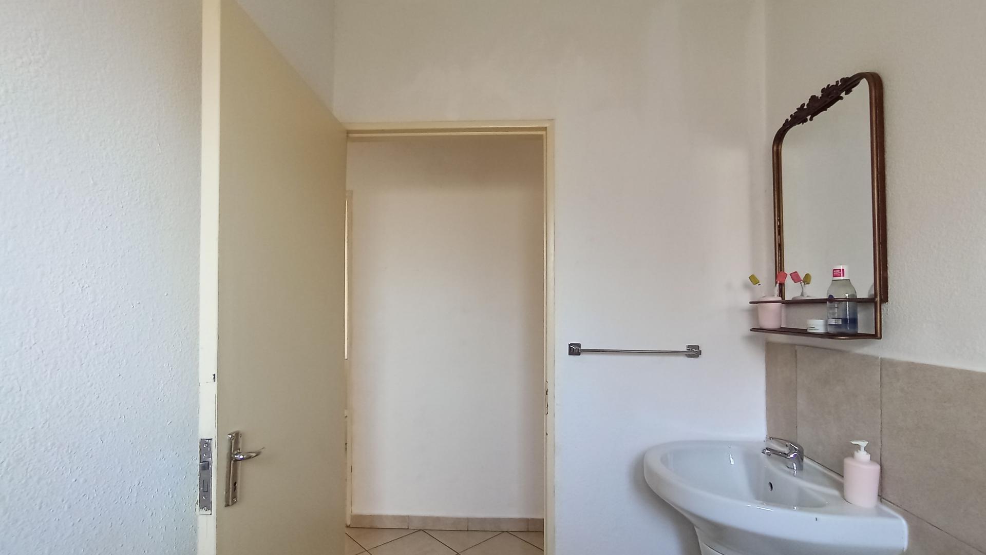 Bathroom 1 - 5 square meters of property in Vanderbijlpark
