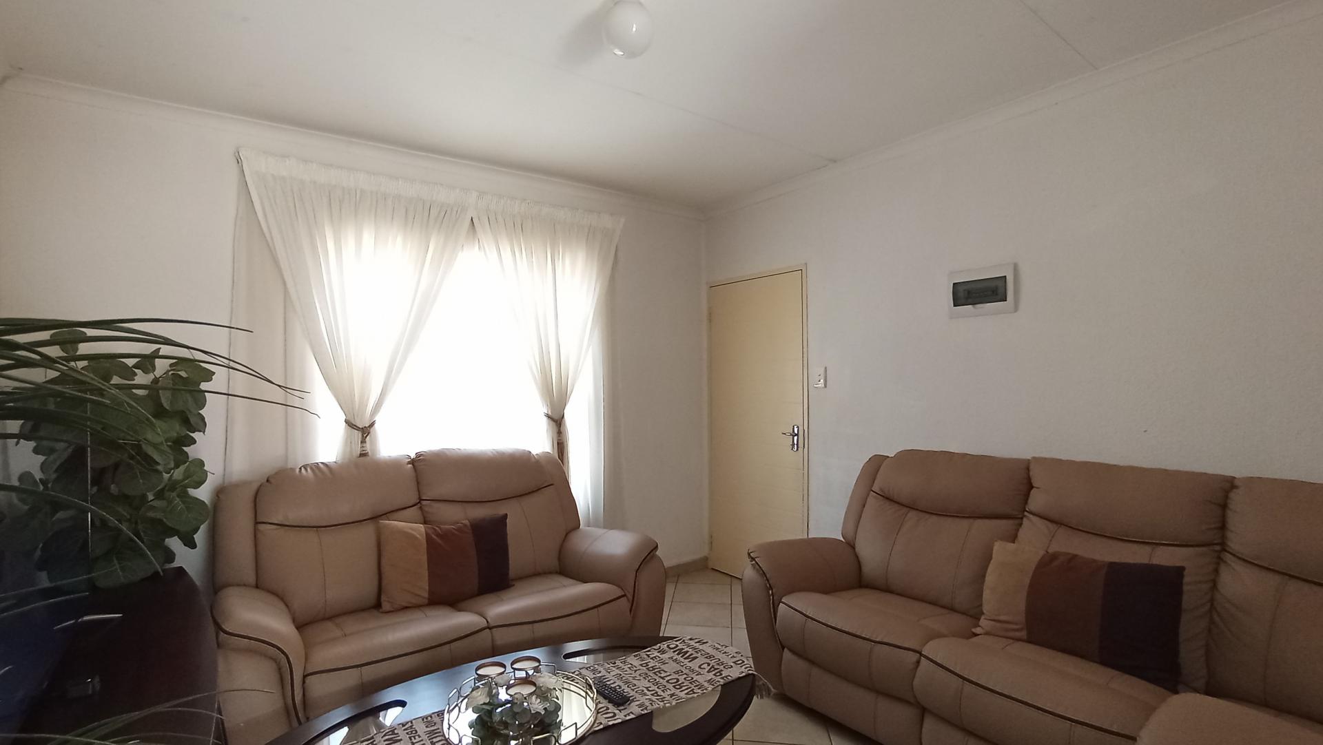 Lounges - 16 square meters of property in Vanderbijlpark