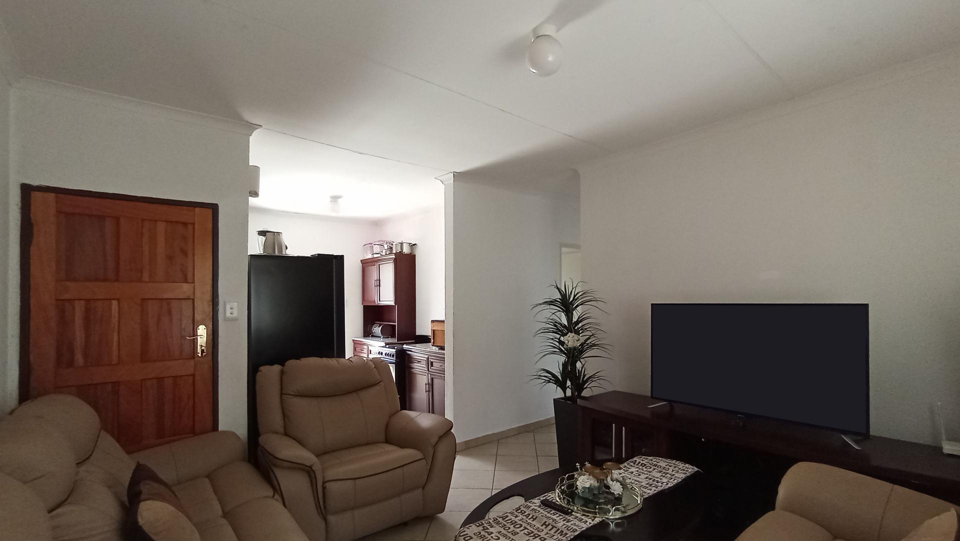 Lounges - 16 square meters of property in Vanderbijlpark