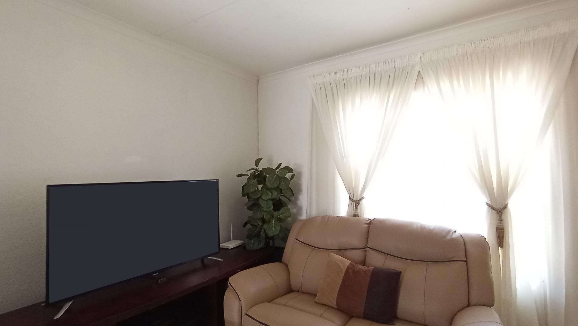 Lounges - 16 square meters of property in Vanderbijlpark