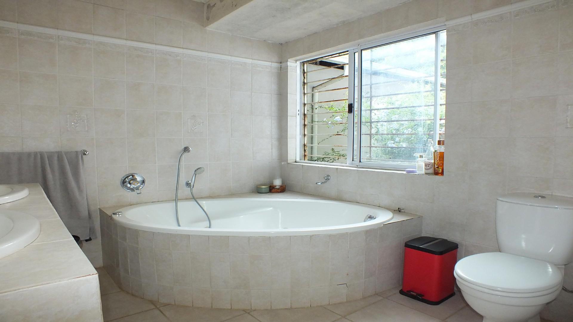 Main Bathroom - 10 square meters of property in Jukskei Park