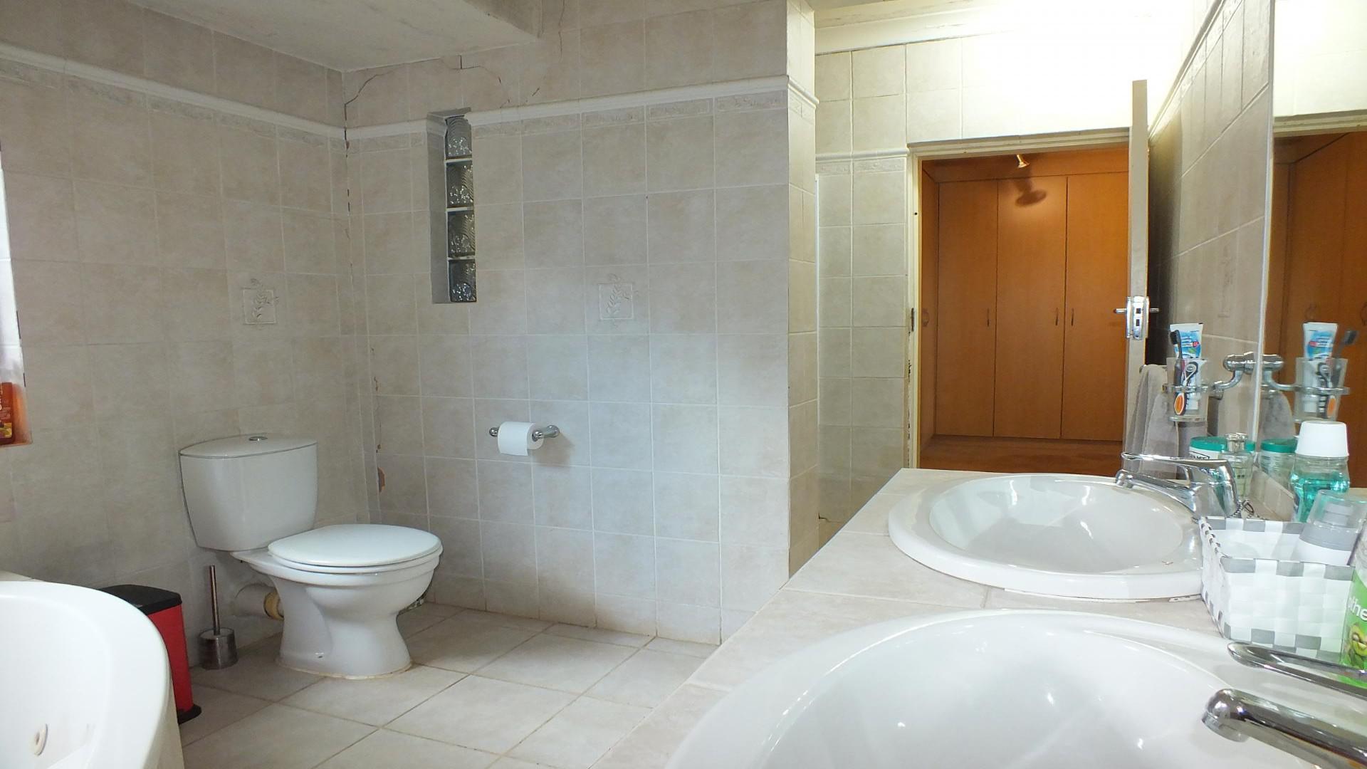 Main Bathroom - 10 square meters of property in Jukskei Park