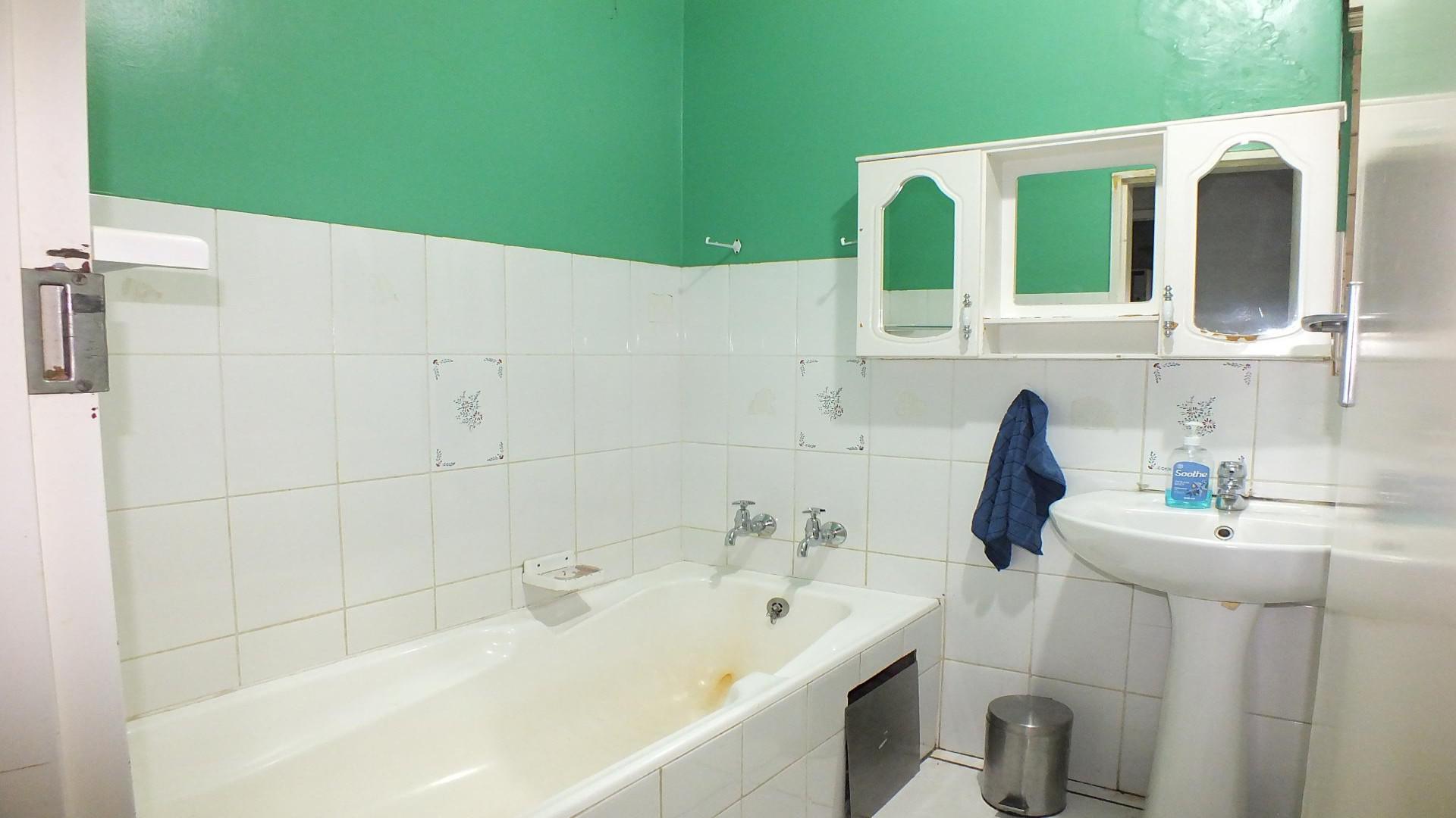 Bathroom 1 - 6 square meters of property in Jukskei Park