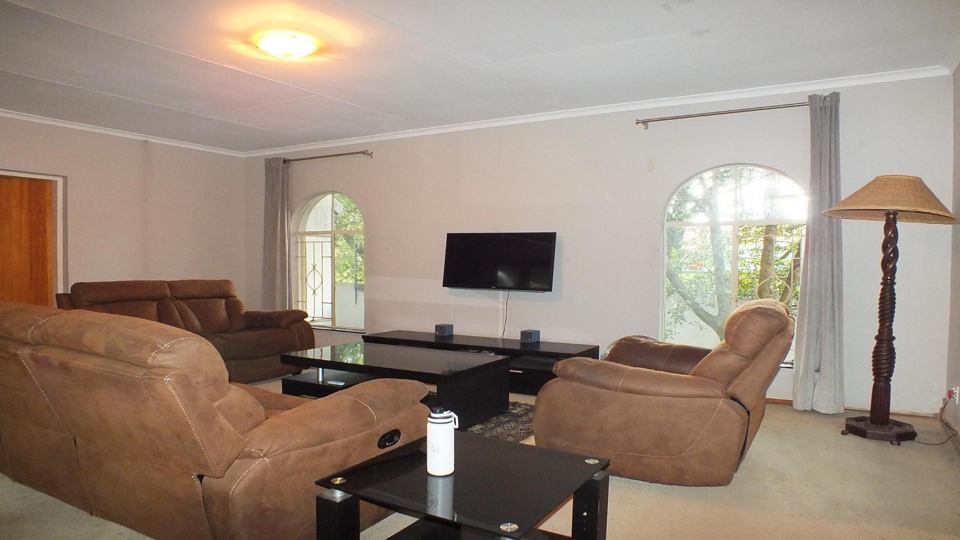 Lounges - 35 square meters of property in Jukskei Park