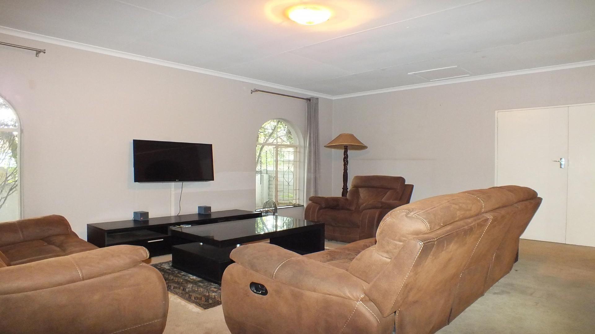 Lounges - 35 square meters of property in Jukskei Park