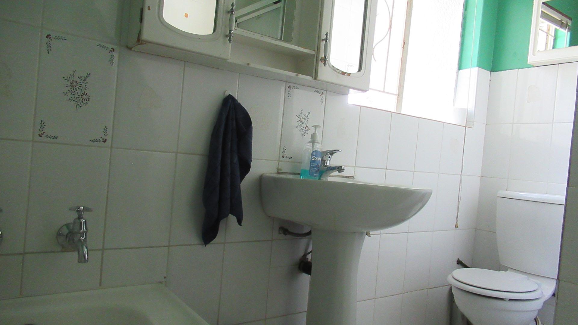 Bathroom 1 - 6 square meters of property in Jukskei Park