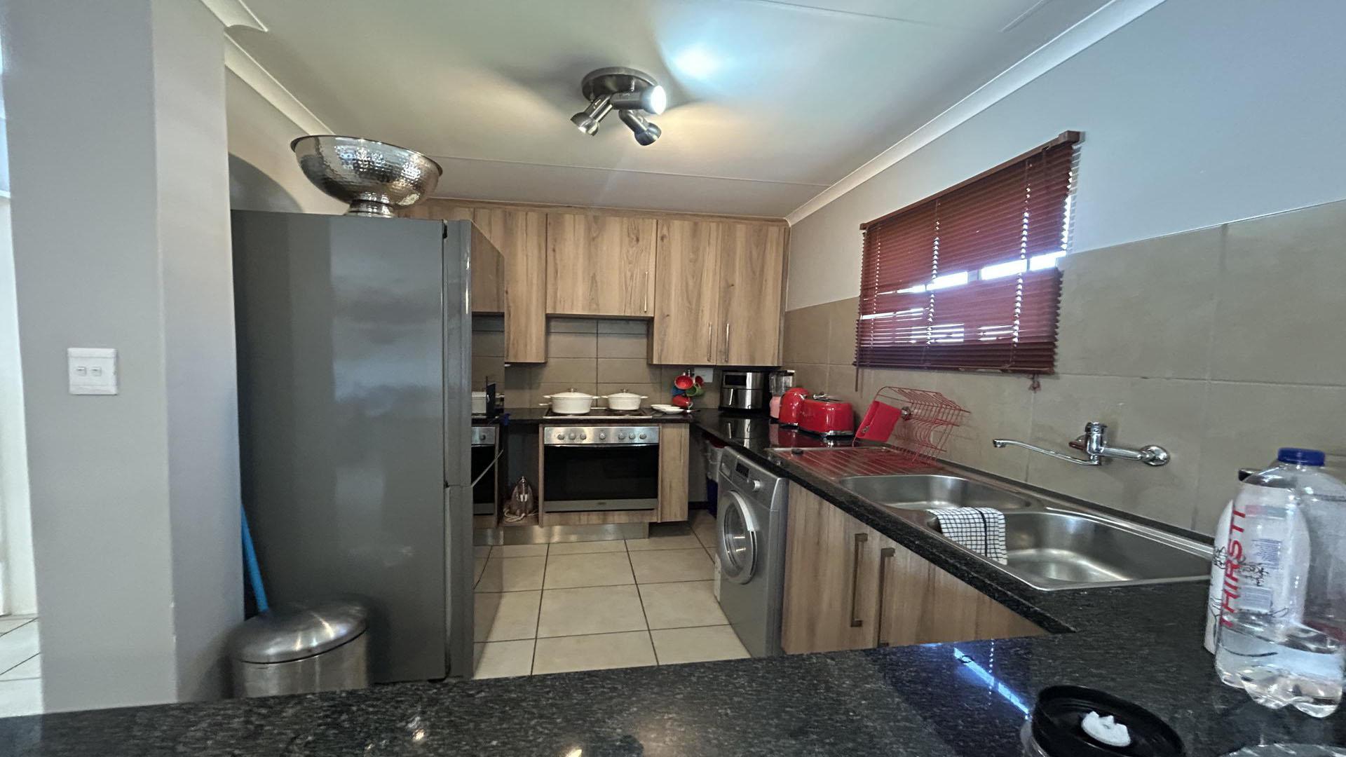 Kitchen of property in Sagewood