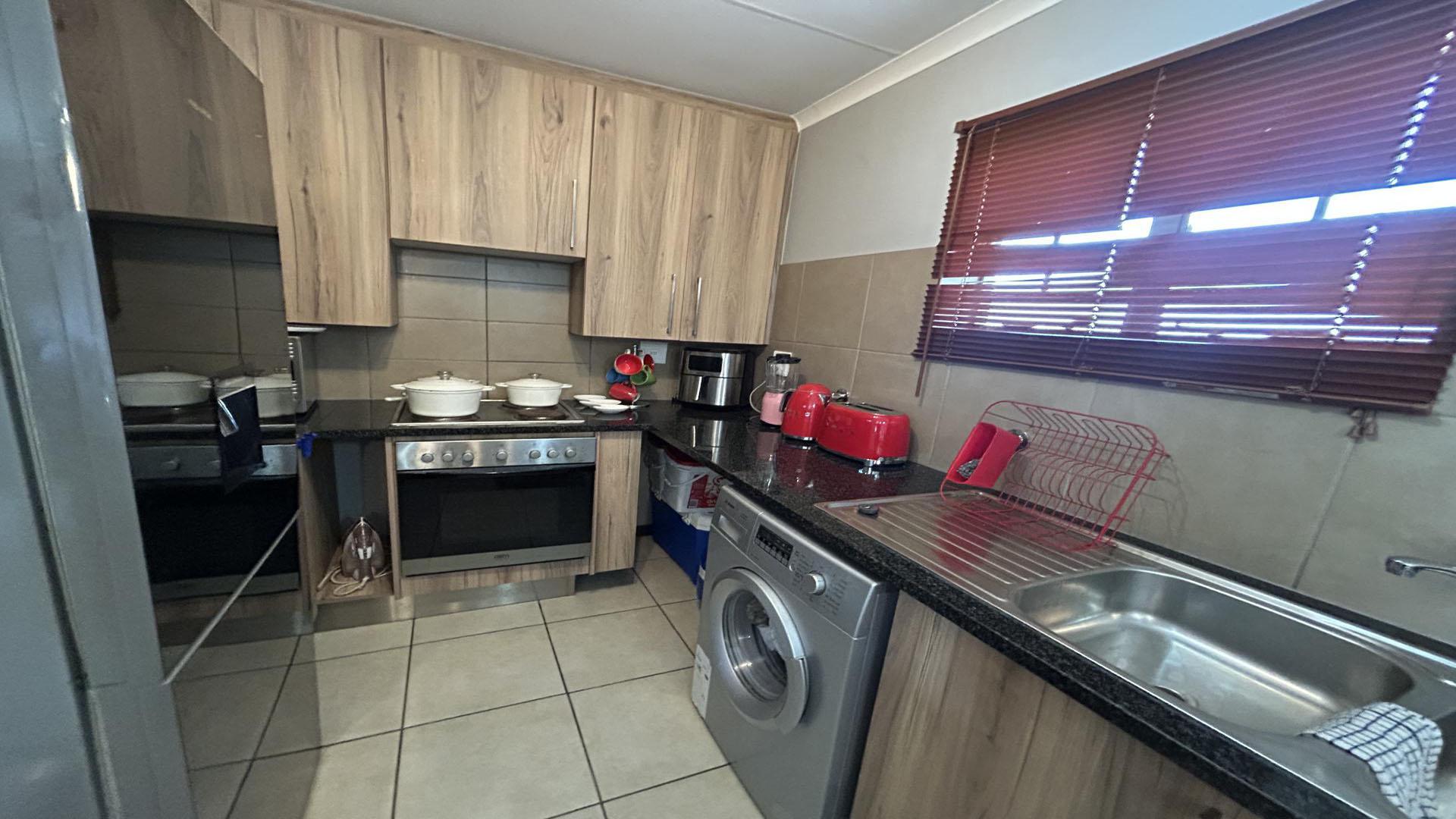 Kitchen of property in Sagewood